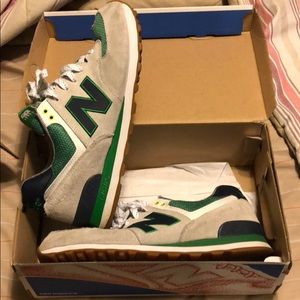 New Balance sneakers comes with box